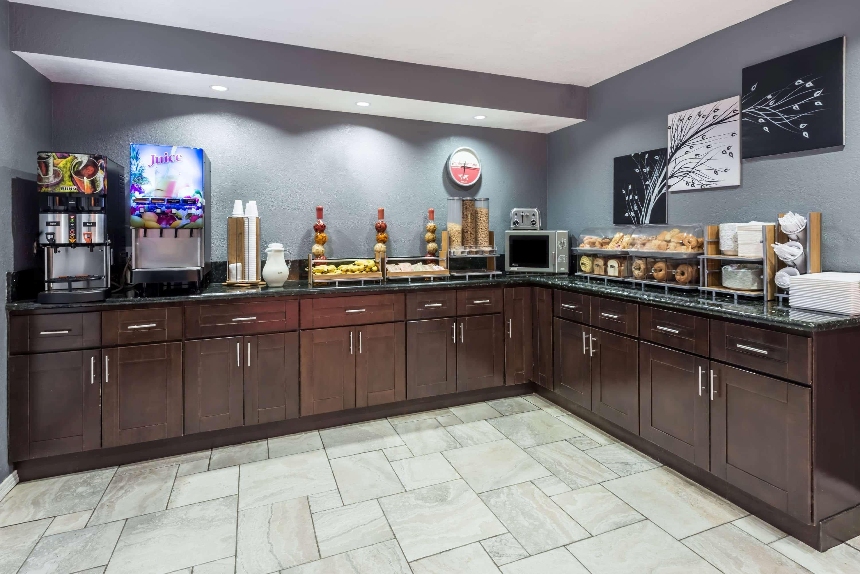 Hotel Ramada By Wyndham Near Seaworld / Mission San Diego
