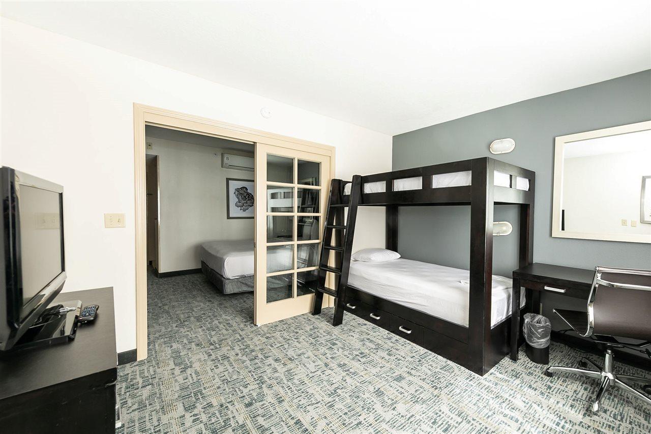 Western & Zoo -seaworld Area Hotel