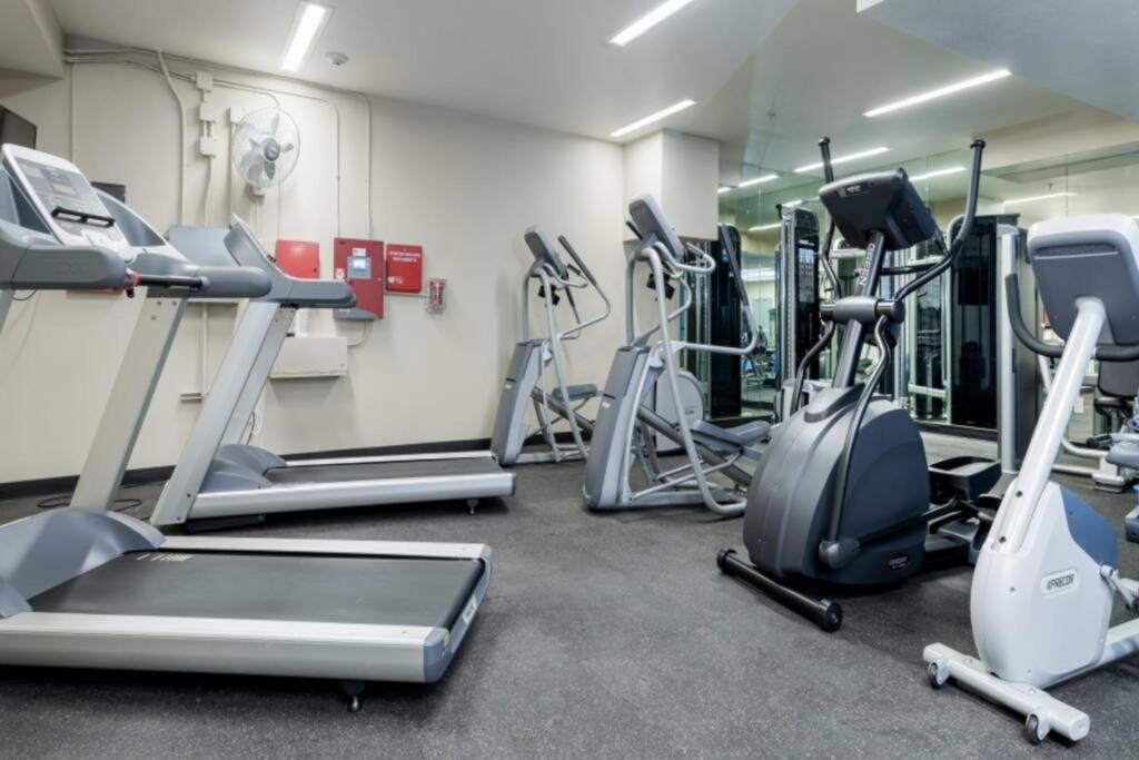 28 Night Minimum In The Gaslamp Quarter By Petco Park, Pool, Jacuzzi, Dogs Ok Apartment *