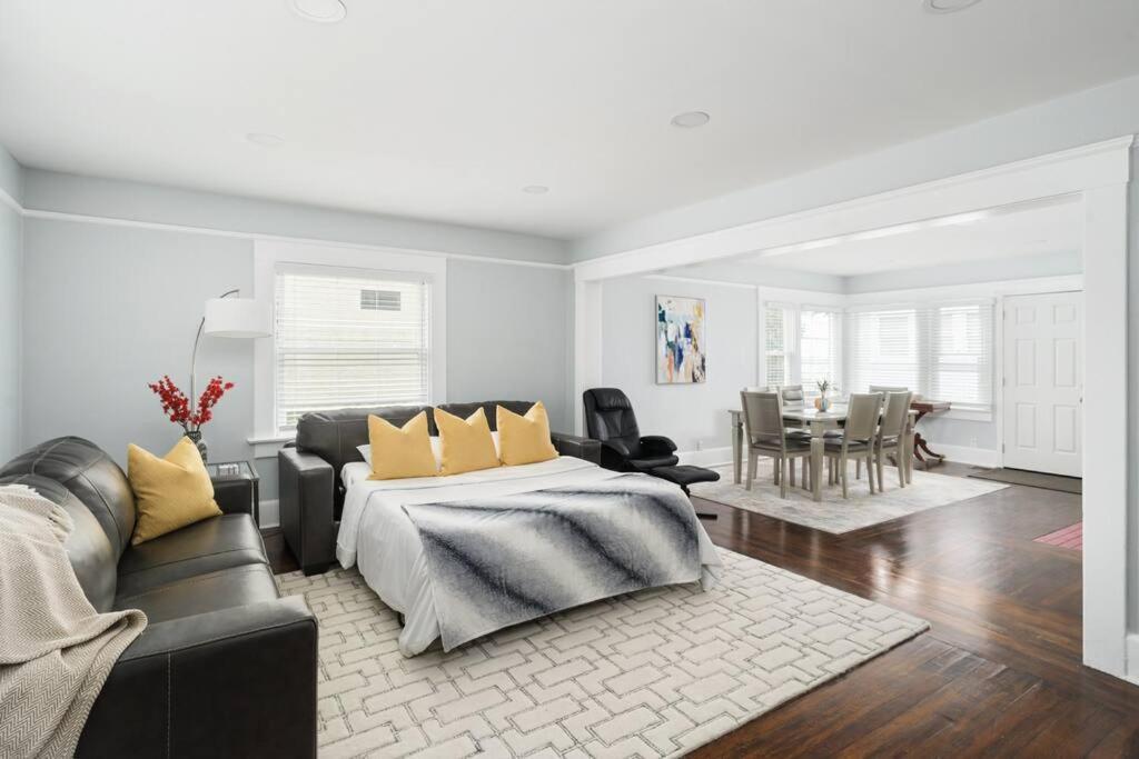 Bankers Hill Chic Roomy Near Airport *