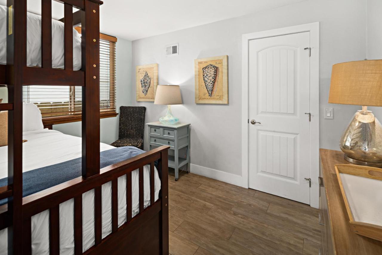 Stunning - Large Patio, Parking, Ac & Dog Friendly!
