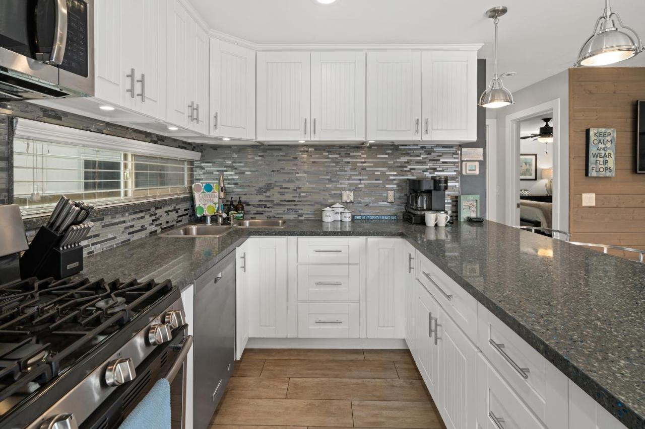 Stunning - Large Patio, Parking, Ac & Dog Friendly!