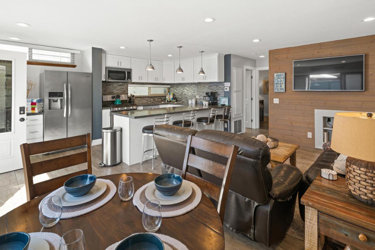 Stunning - Large Patio, Parking, Ac & Dog Friendly!