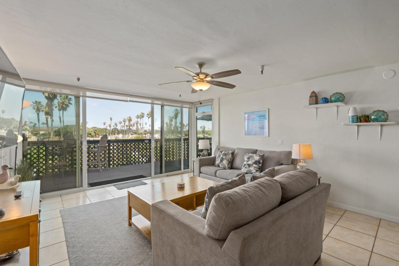 Holiday home Belmont Ocean Views - Massive Private Deck, Grill & Parking
