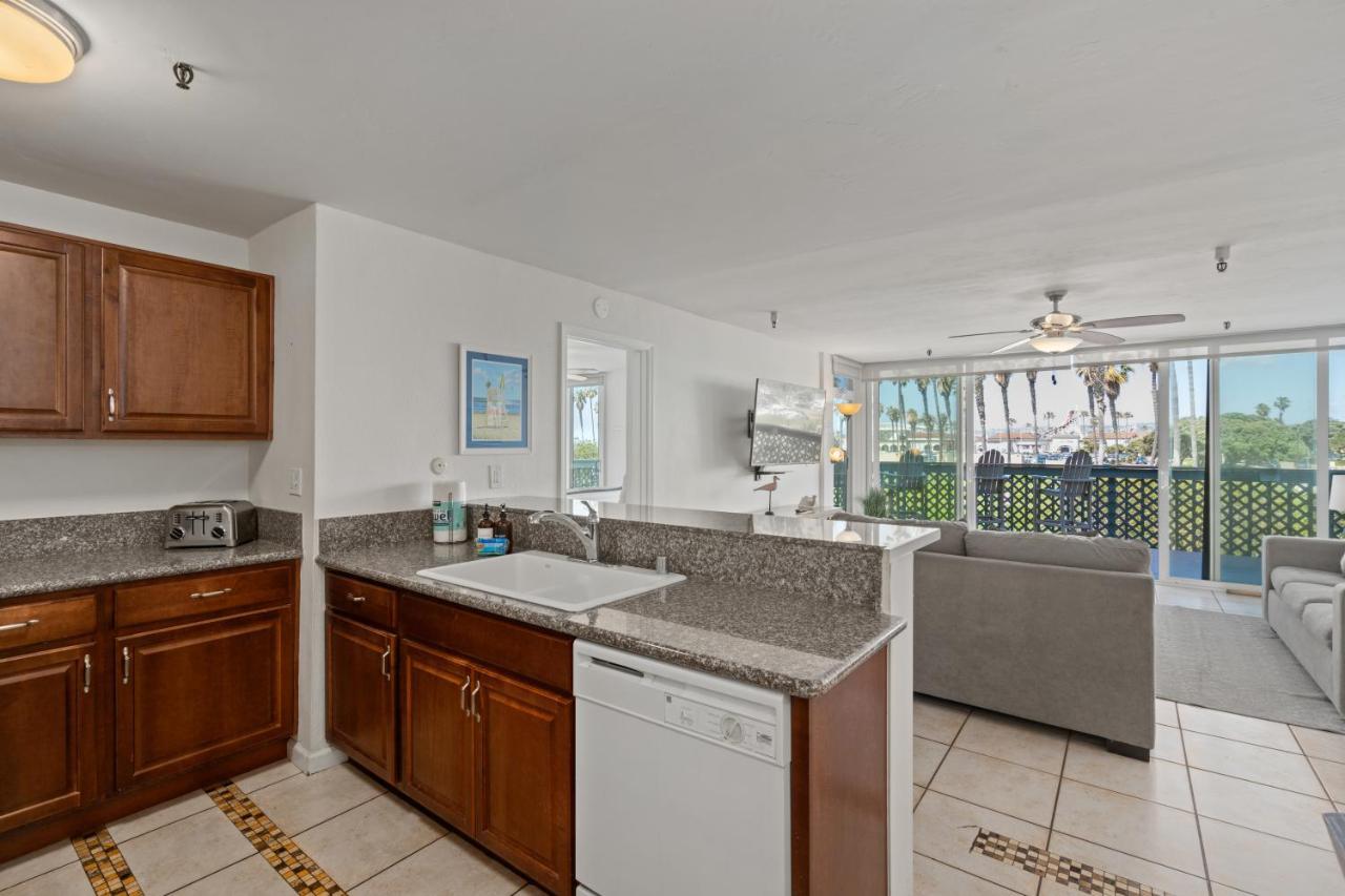 Holiday home Belmont Ocean Views - Massive Private Deck, Grill & Parking