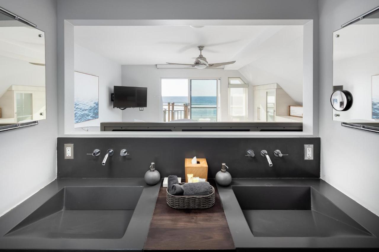 Oceanfront, Two-level With Stunning View, Decks, Fast Wifi & Fireplace San Diego