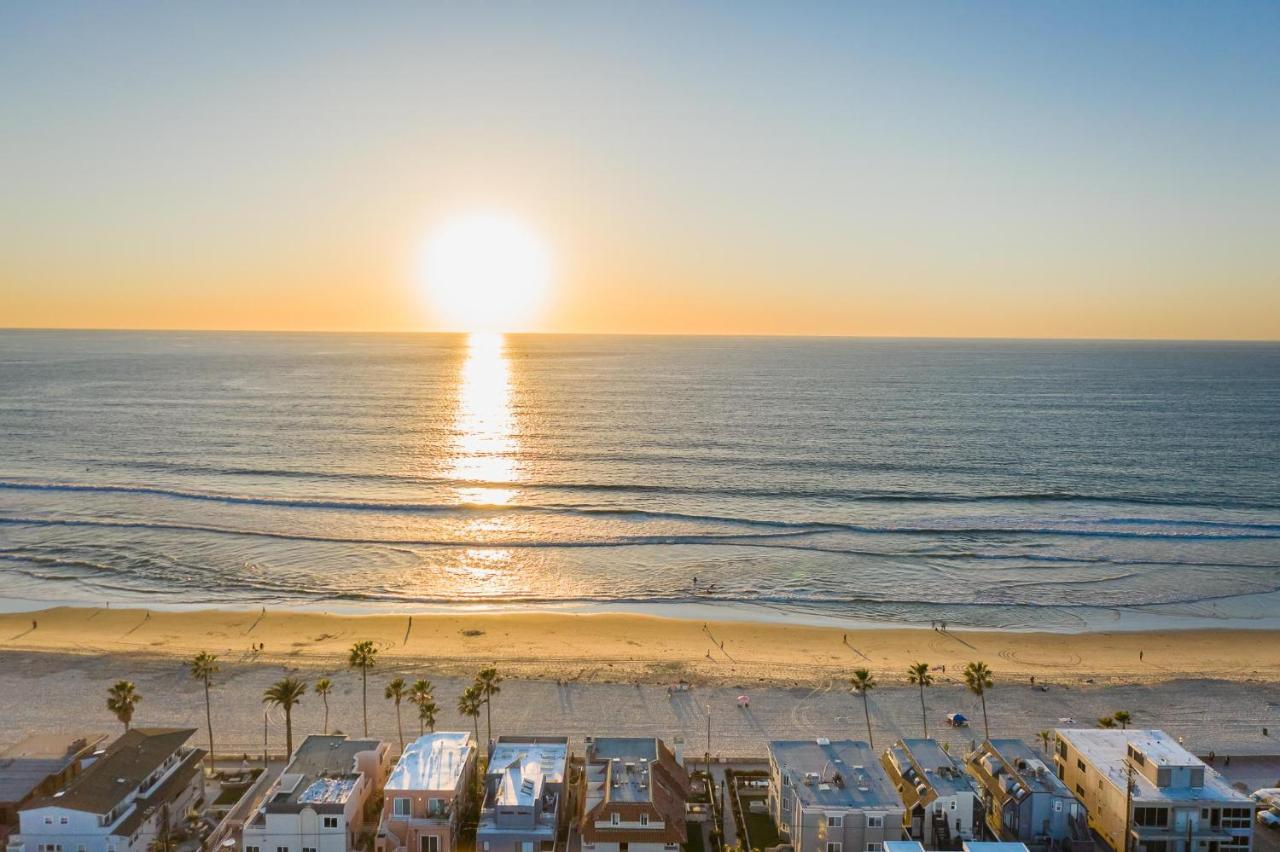 Holiday home Oceanfront, Two-level With Stunning View, Decks, Fast Wifi & Fireplace