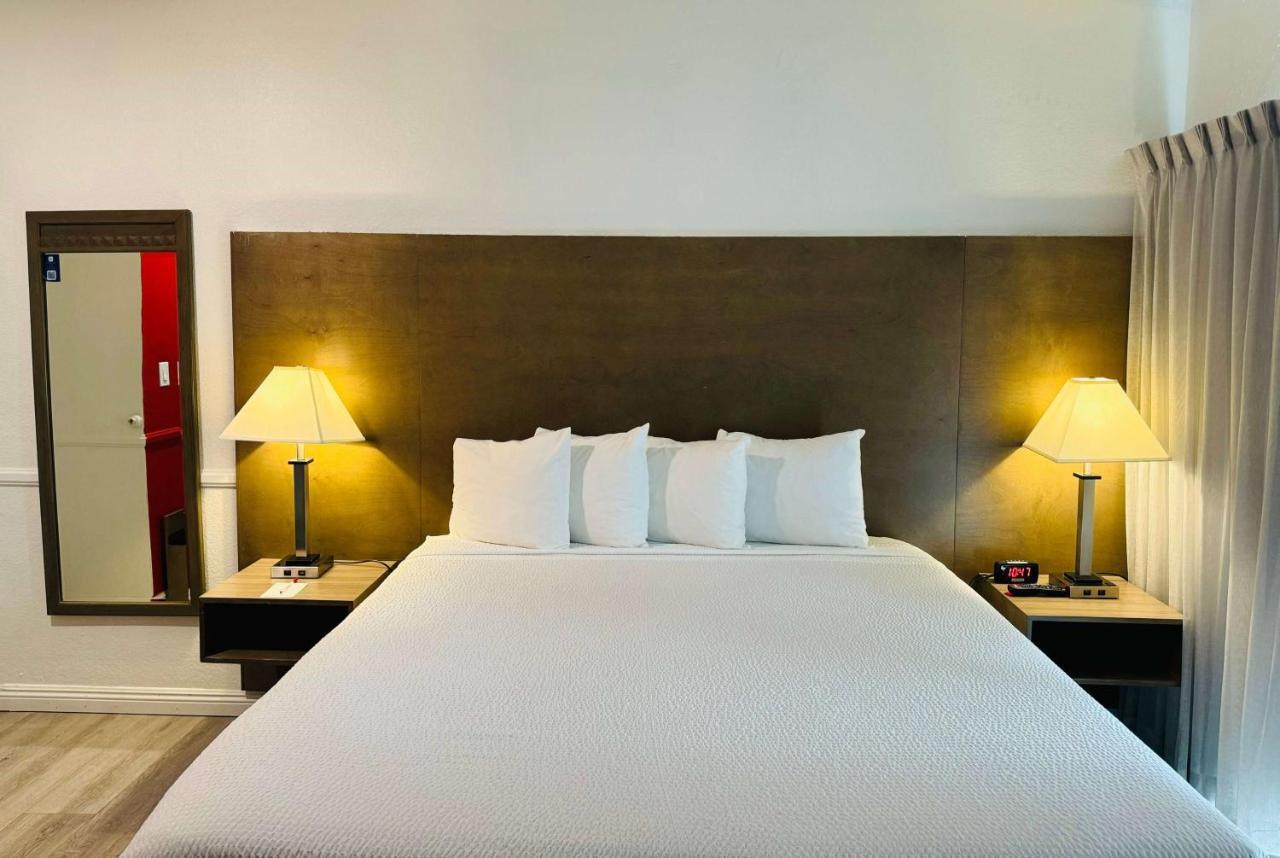 Hotel Ramada By Wyndham Airport 2*