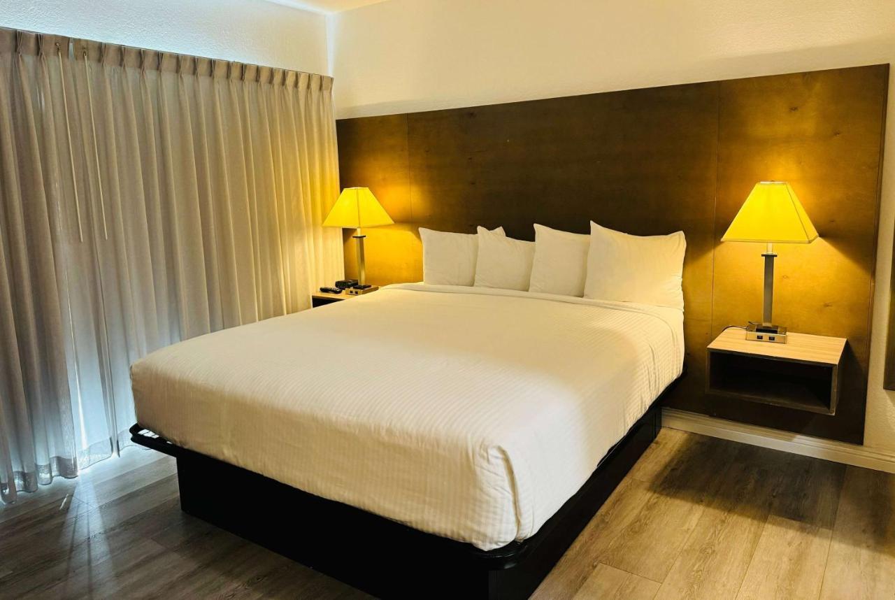 Ramada By Wyndham Airport 2*