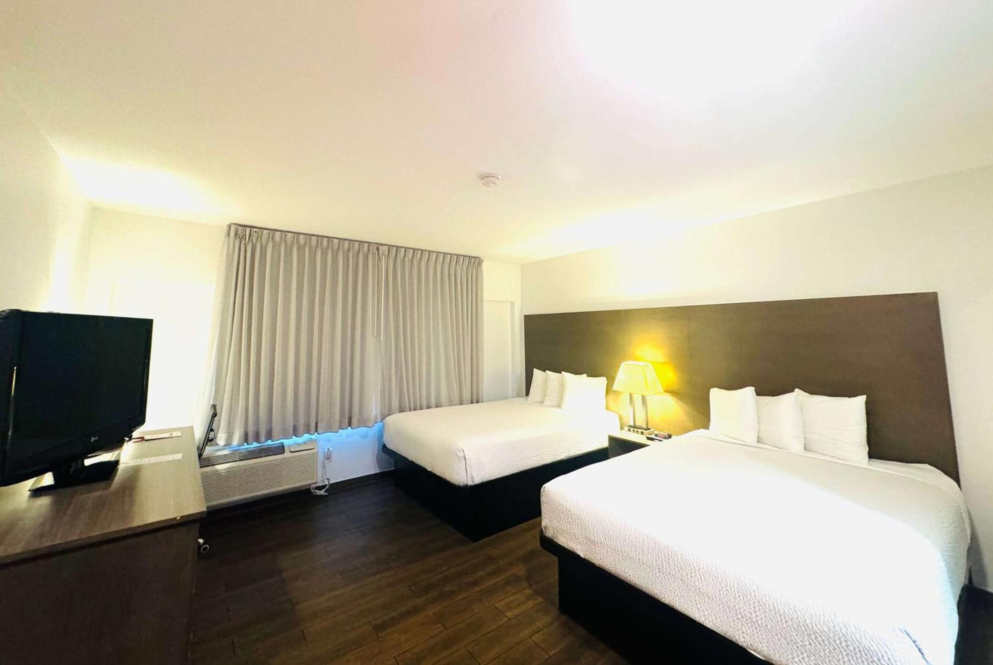 Hotel Ramada By Wyndham Airport 2*