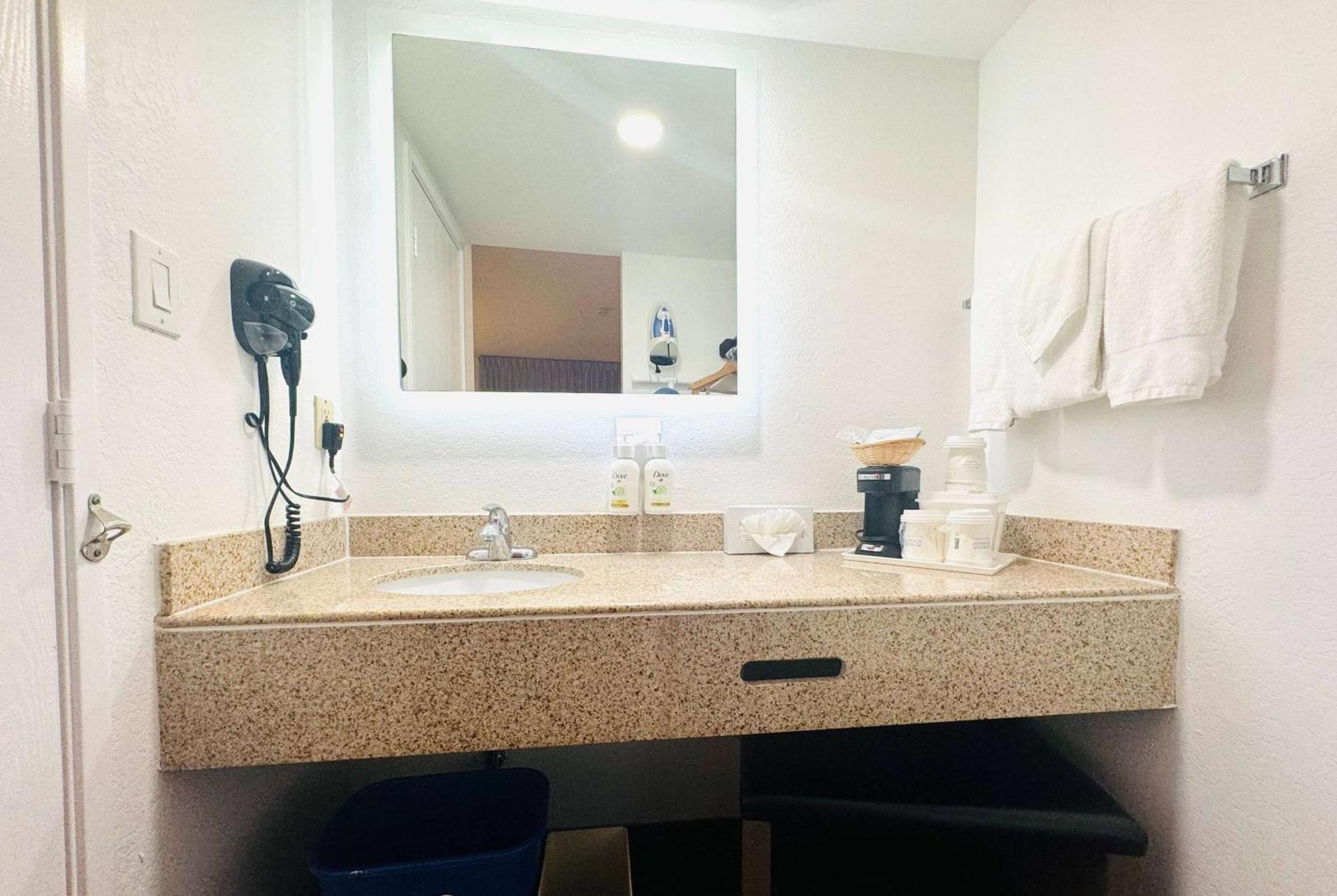 Ramada By Wyndham Airport 2*