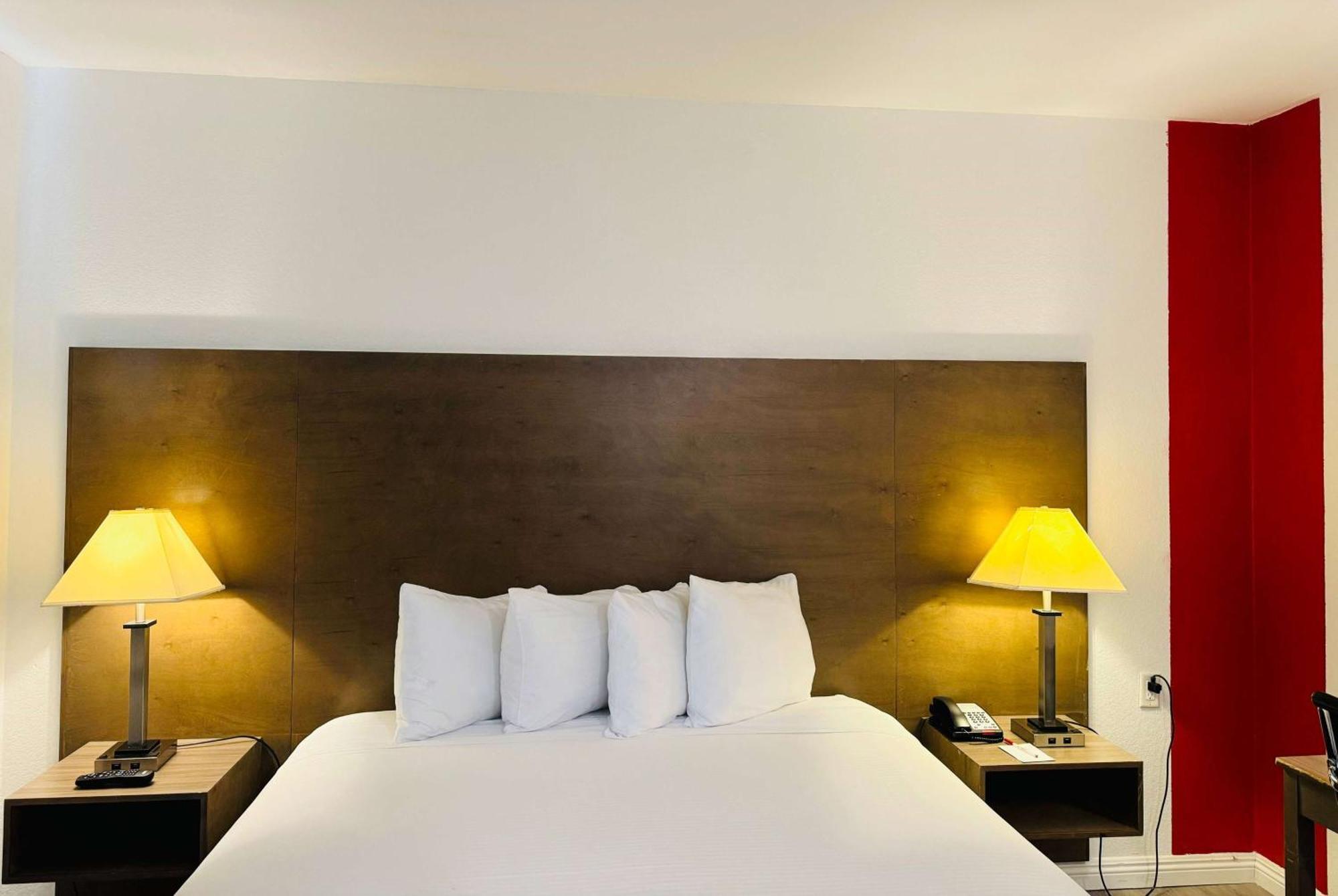 Ramada By Wyndham Airport Hotel 2*