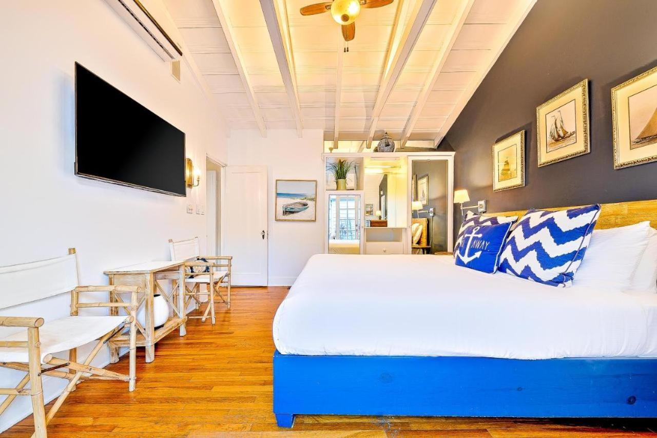 Oceanfront Dog Friendly With Waterfront Porch, Gas Grill, Hot Tub & Fire Pit Holiday home