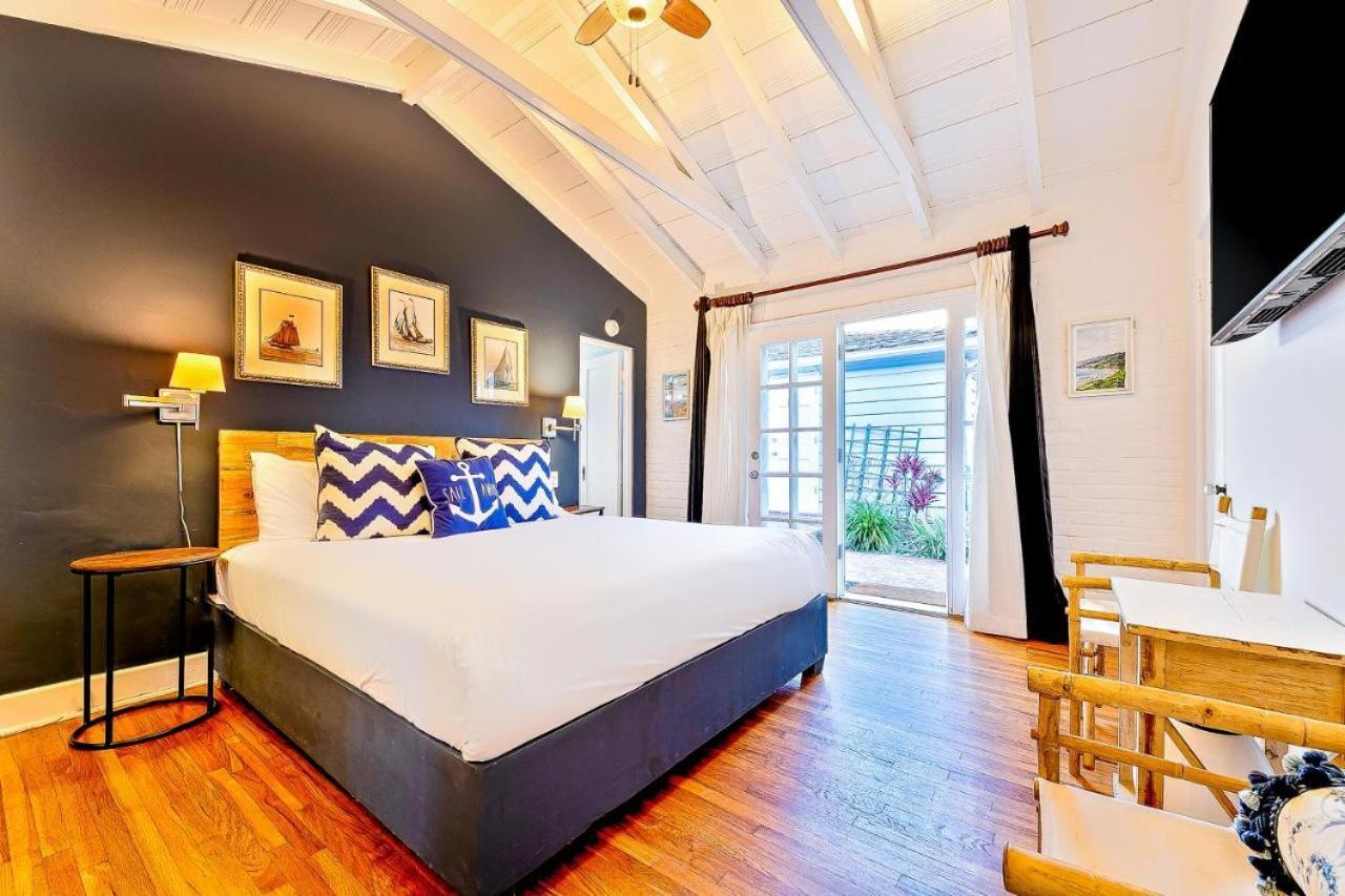 Holiday home Oceanfront Dog Friendly With Waterfront Porch, Gas Grill, Hot Tub & Fire Pit San Diego