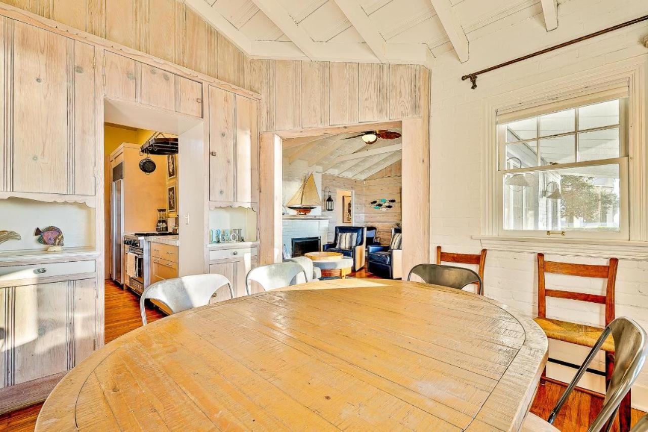 Oceanfront Dog Friendly With Waterfront Porch, Gas Grill, Hot Tub & Fire Pit Holiday home