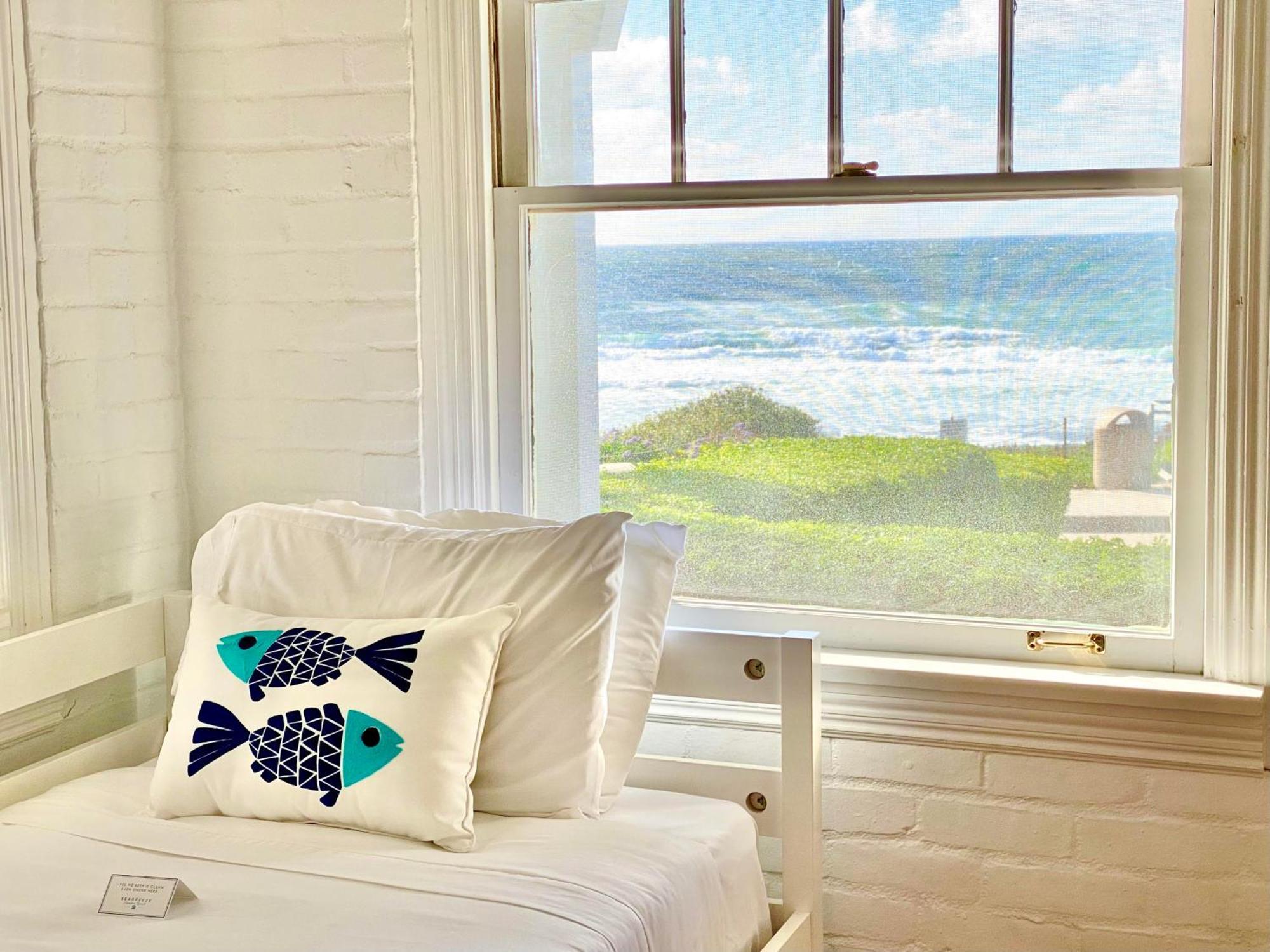 Oceanfront Dog Friendly With Waterfront Porch, Gas Grill, Hot Tub & Fire Pit Holiday home