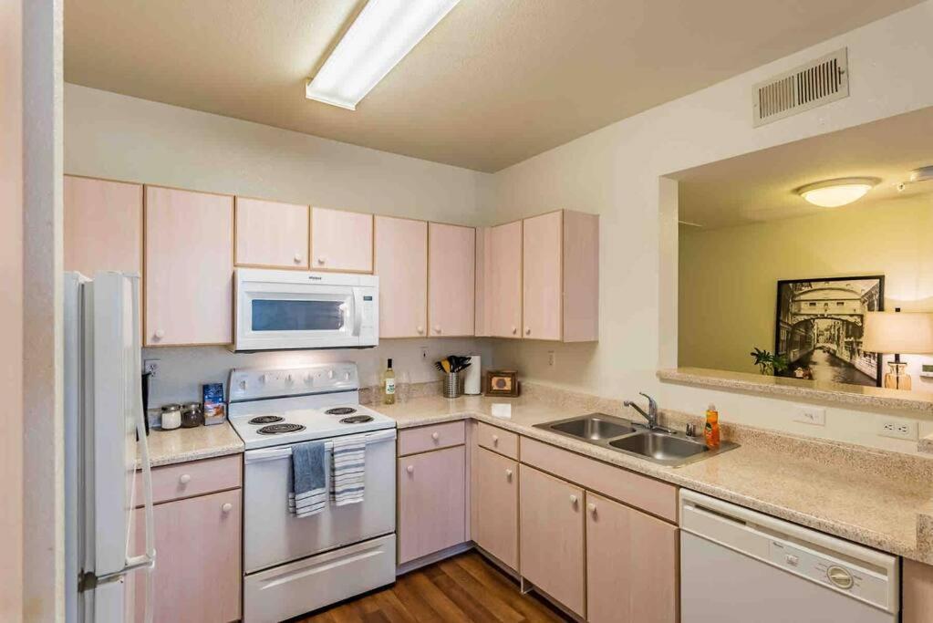 Modern 1br In Heart Of Utc - Close To Beaches, Shopping, Dining, Ucsd Apartment