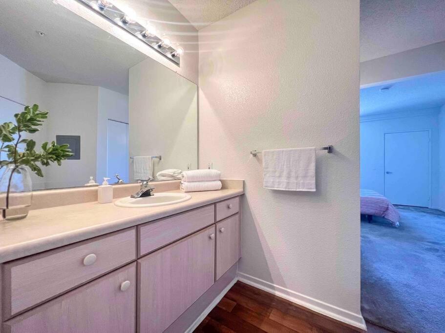 Modern 1br In Heart Of Utc - Close To Beaches, Shopping, Dining, Ucsd Apartment *