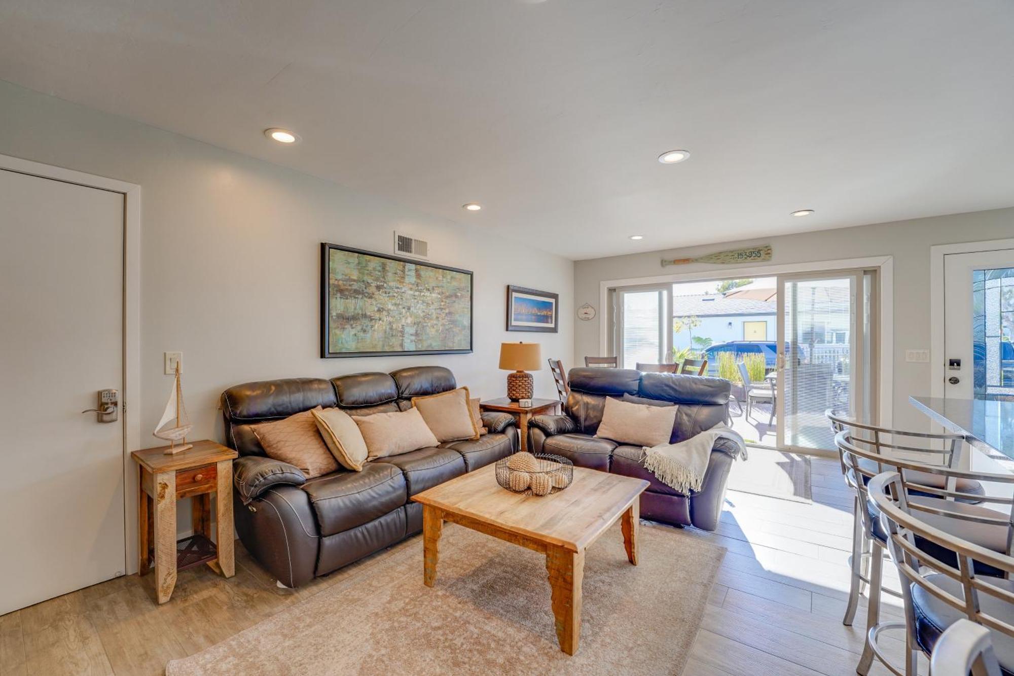 Holiday home Stunning - Large Patio, Parking, Ac & Dog Friendly!