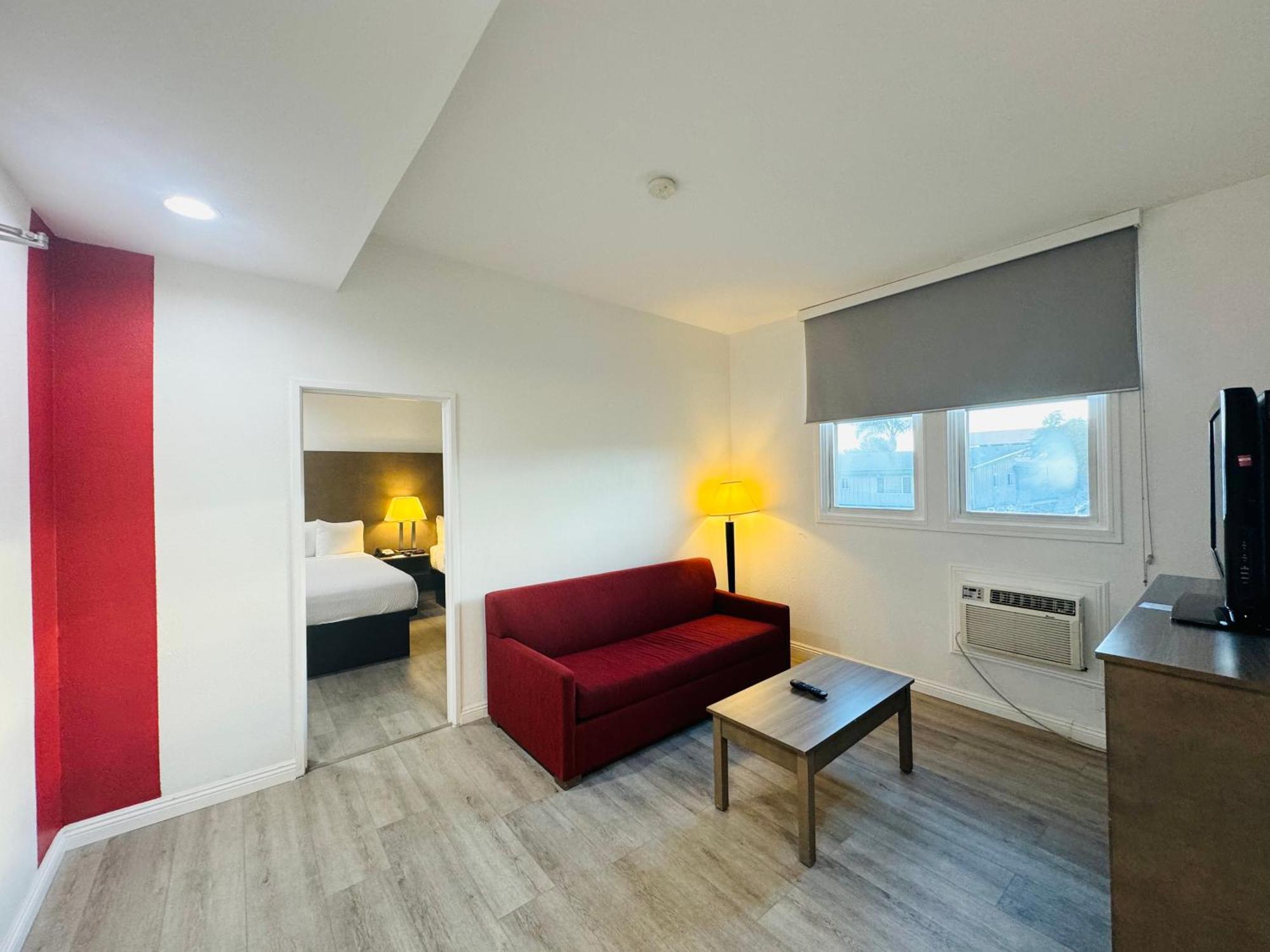 Ramada By Wyndham Airport Hotel 2*