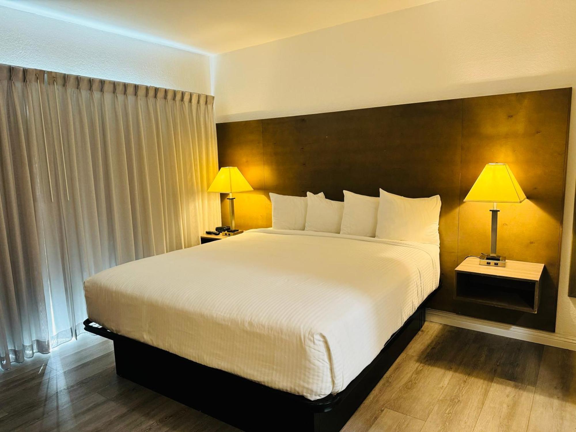 Ramada By Wyndham Airport 2*
