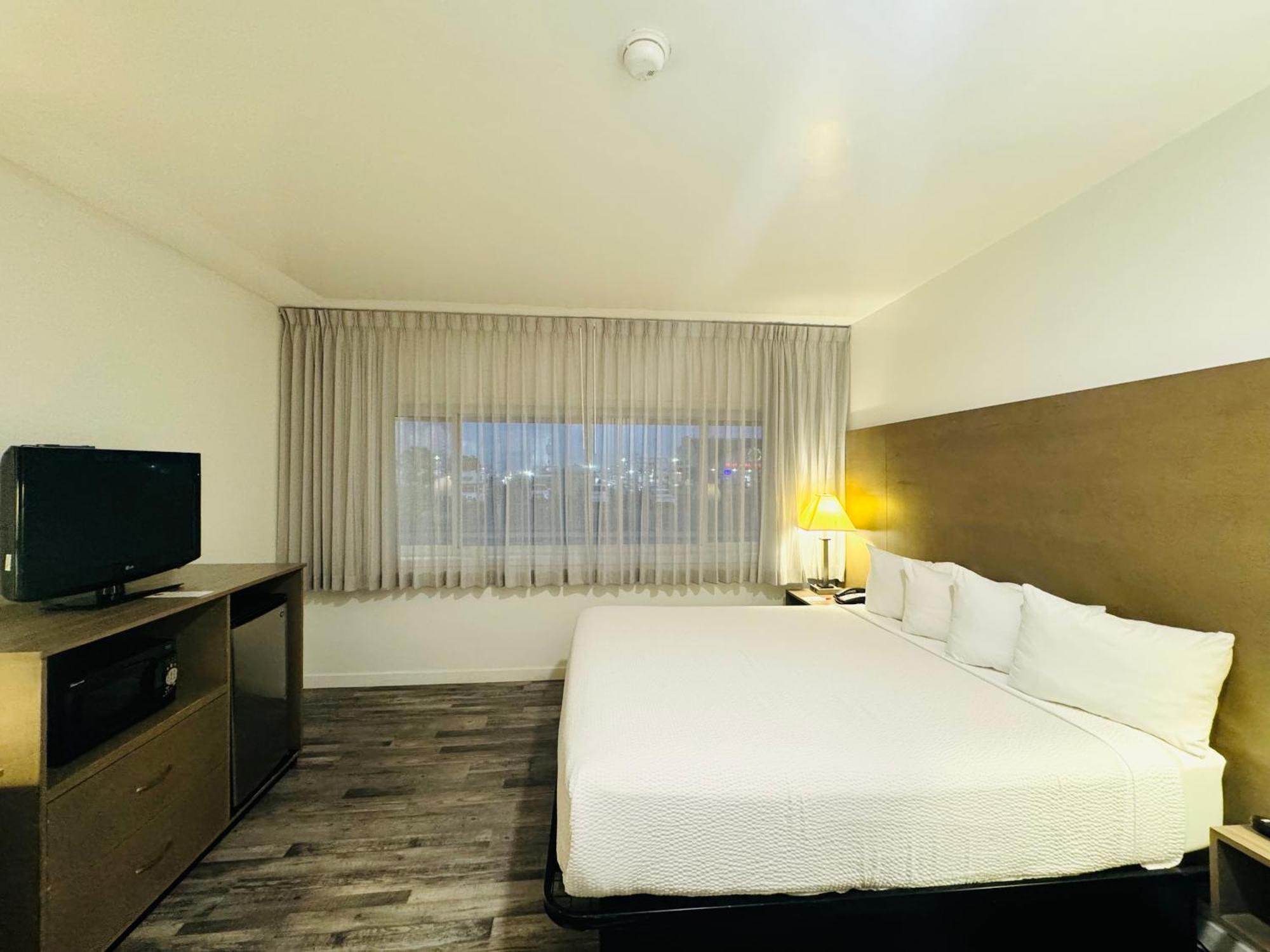 Ramada By Wyndham Airport 2*