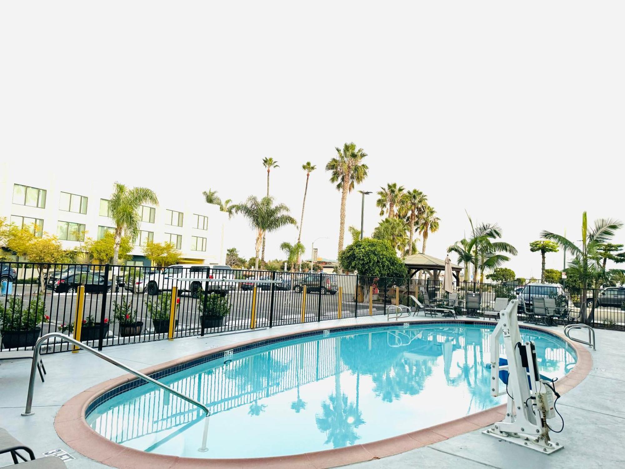 Ramada By Wyndham Airport Hotel 2*