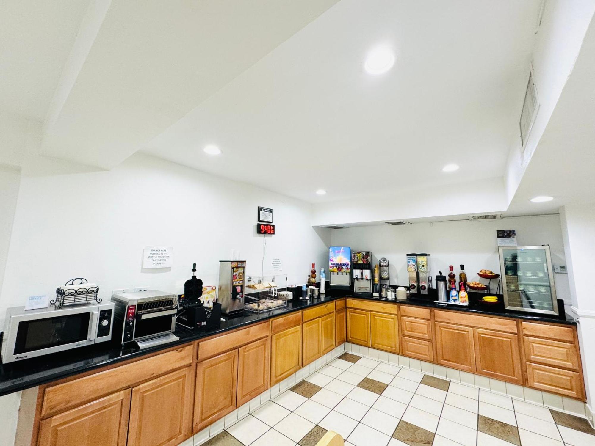 Hotel Ramada By Wyndham Airport 2*