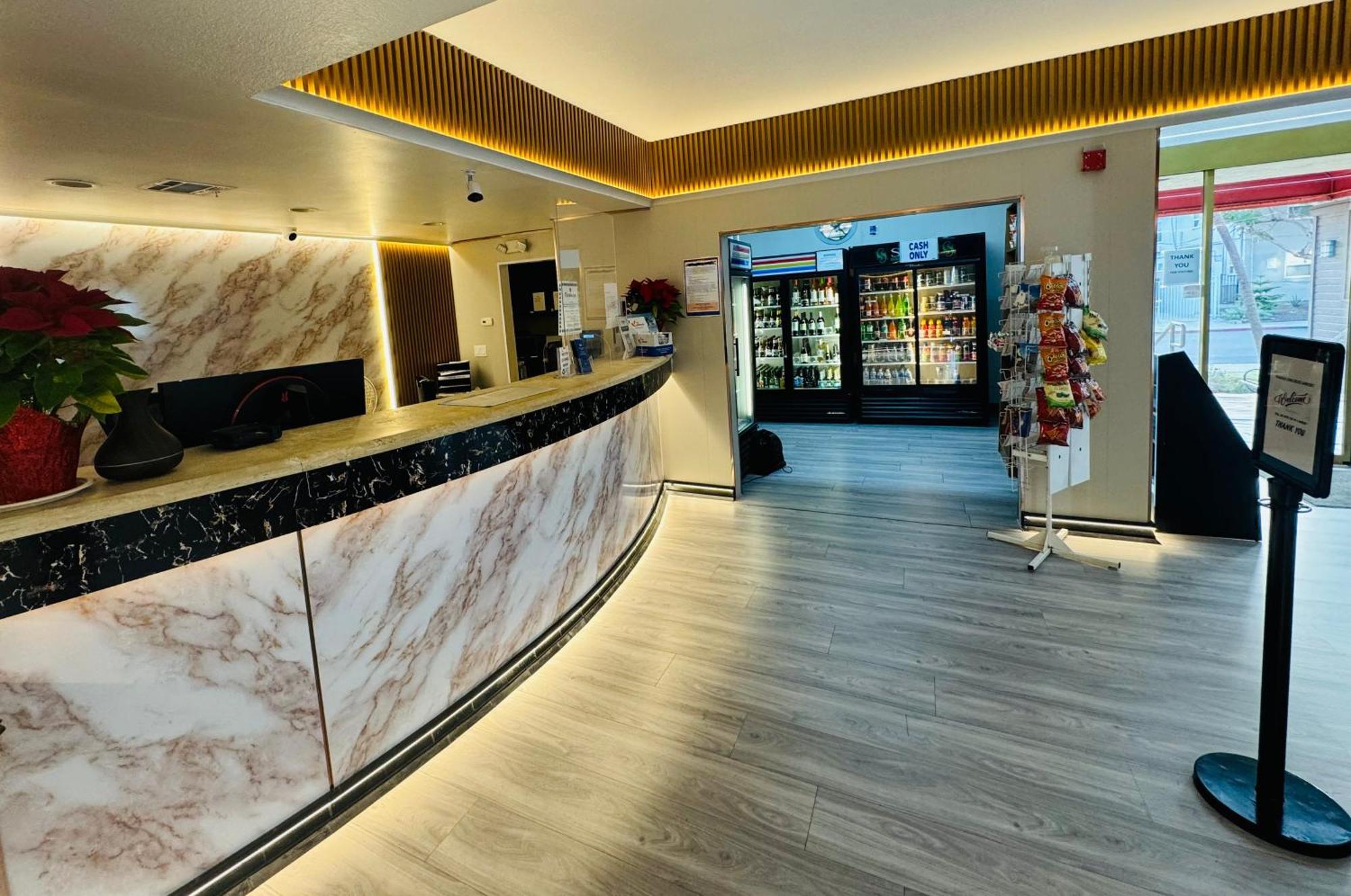 Ramada By Wyndham Airport 2*