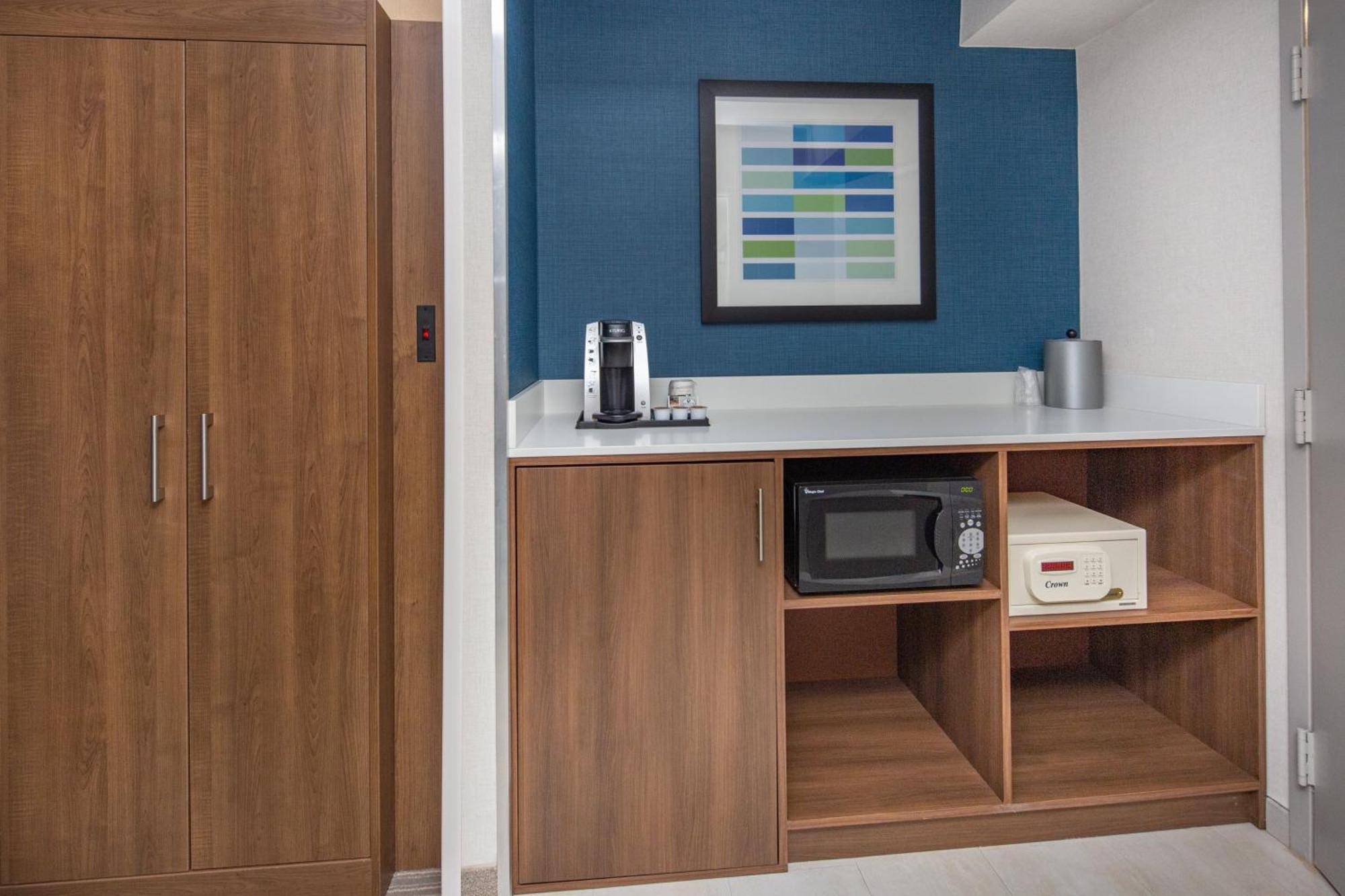 Hotel Express Airport-old Town By Ihg