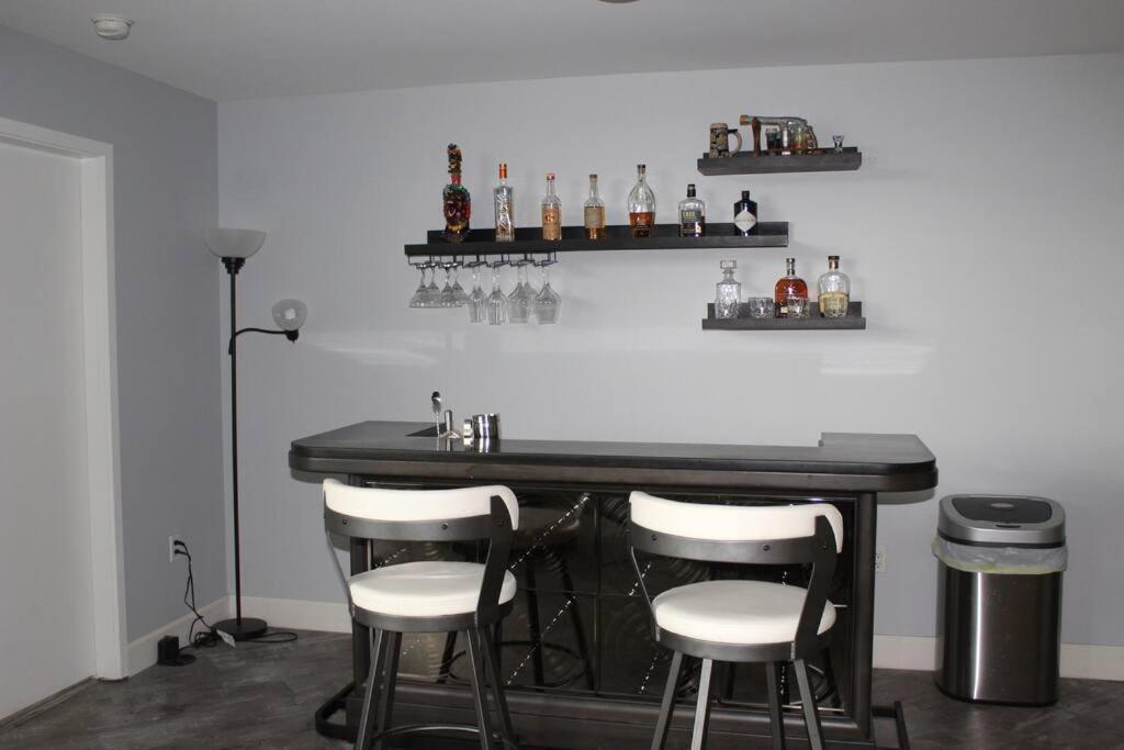 Large Downtown W/ Patio & Parking *