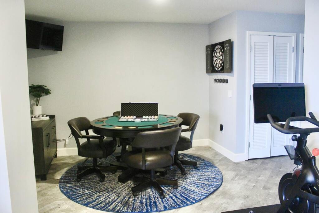 Large Downtown W/ Patio & Parking Apartment