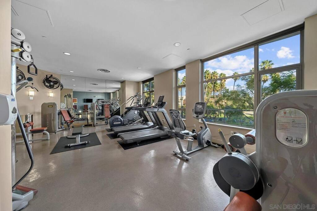 Large Downtown W/ Patio & Parking Apartment