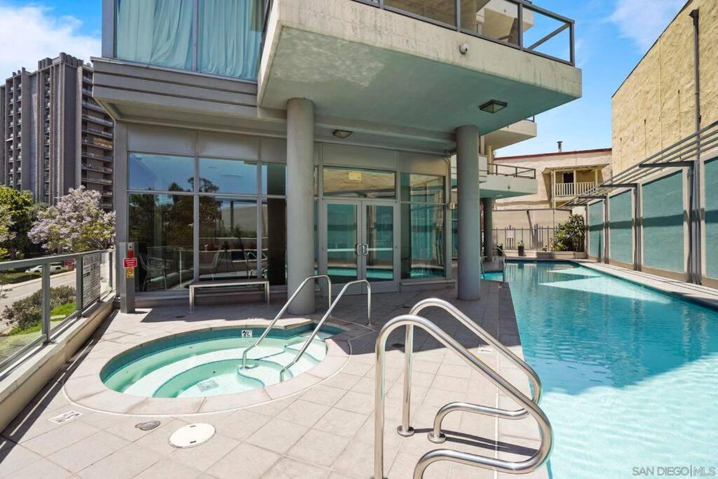 Large Downtown W/ Patio & Parking *
