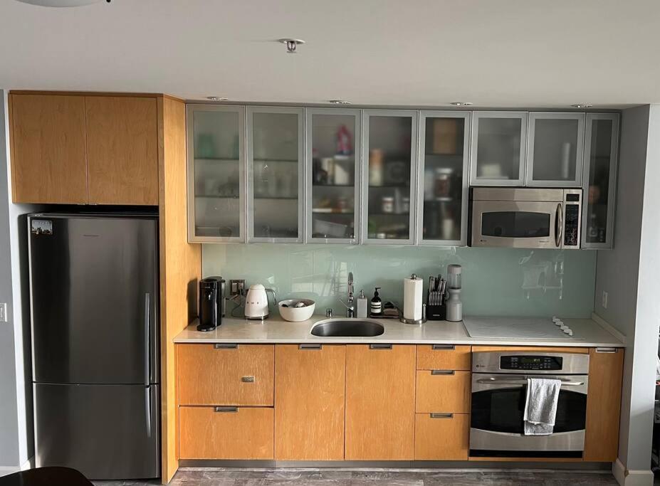 Large Downtown W/ Patio & Parking San Diego