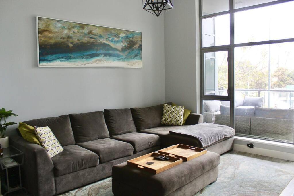 Apartment Large Downtown W/ Patio & Parking
