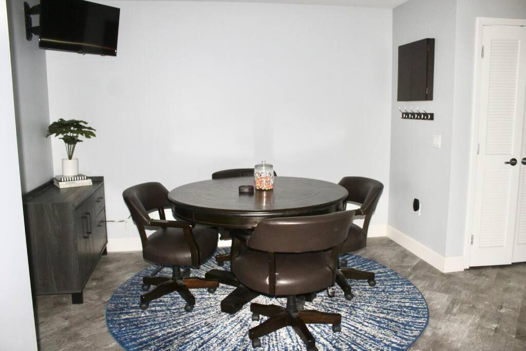 Apartment Large Downtown W/ Patio & Parking *