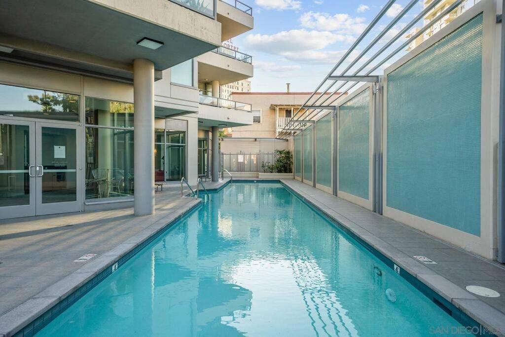 Large Downtown W/ Patio & Parking Apartment *