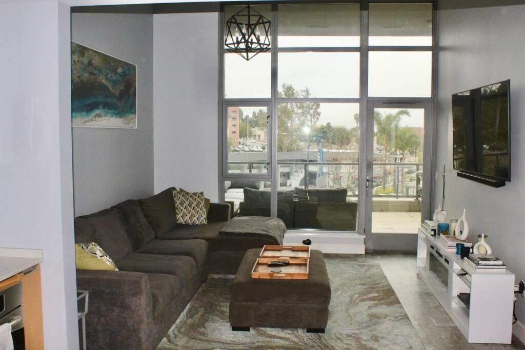 Large Downtown W/ Patio & Parking San Diego