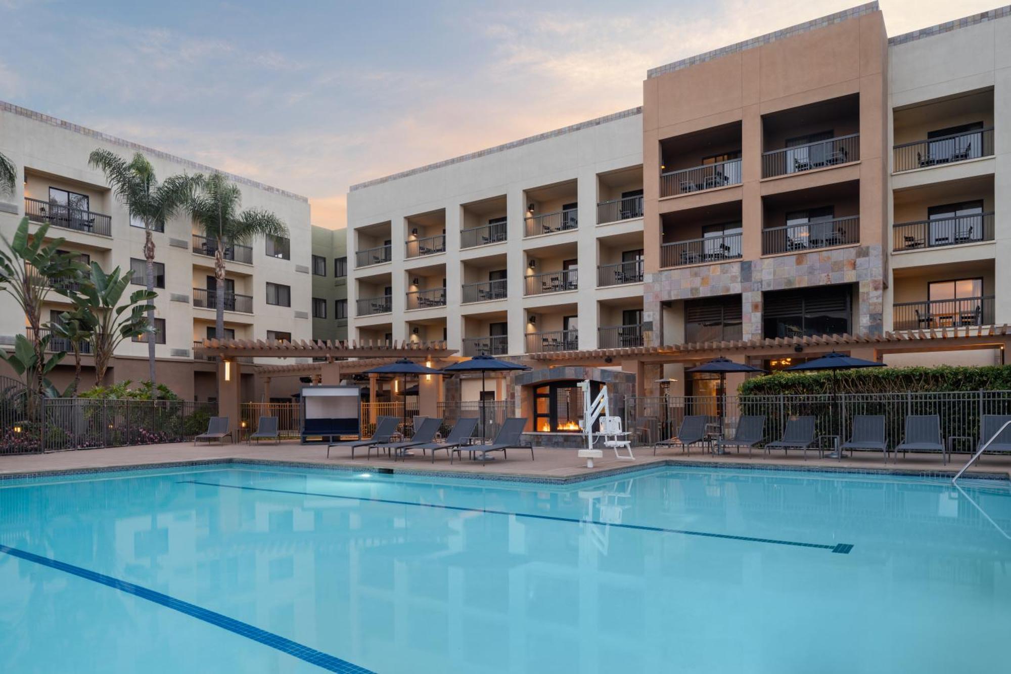 Courtyard - Outdoor Pool, Bar & Restaurant 3*