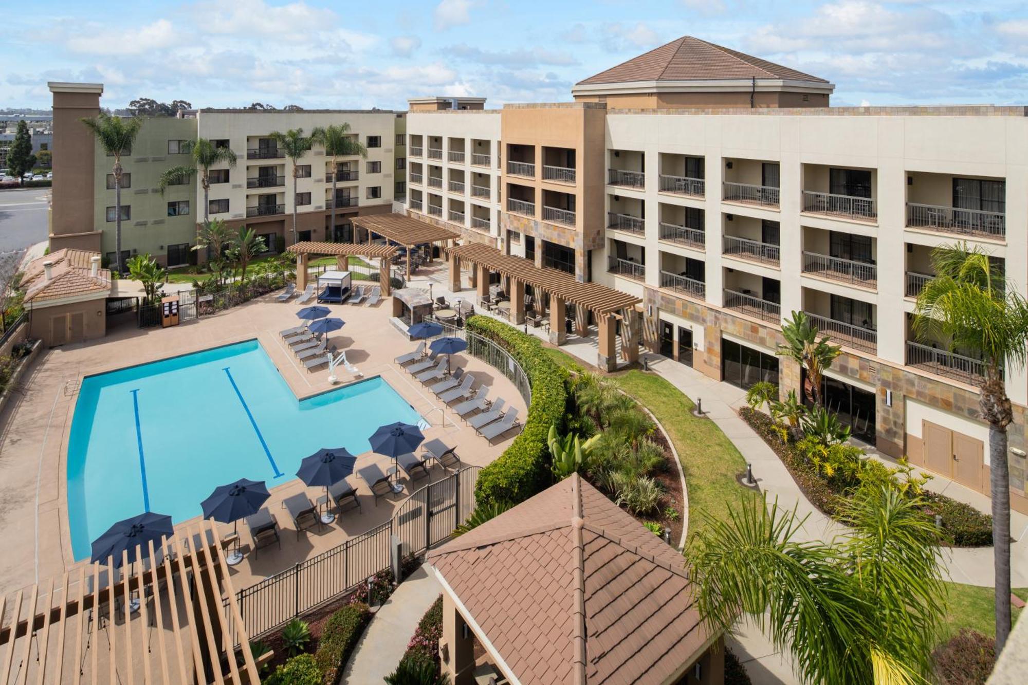Courtyard - Outdoor Pool, Bar & Restaurant Hotel