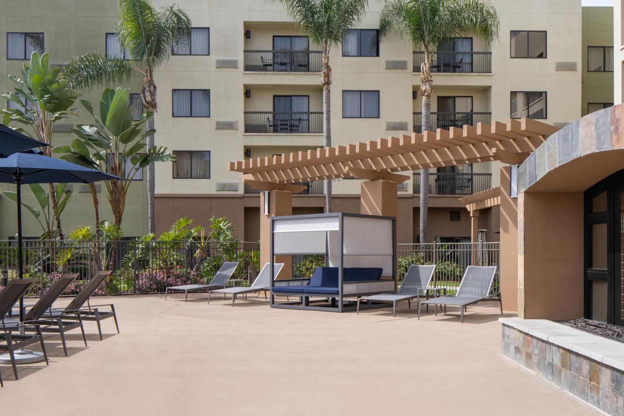 Hotel Courtyard - Outdoor Pool, Bar & Restaurant 3*