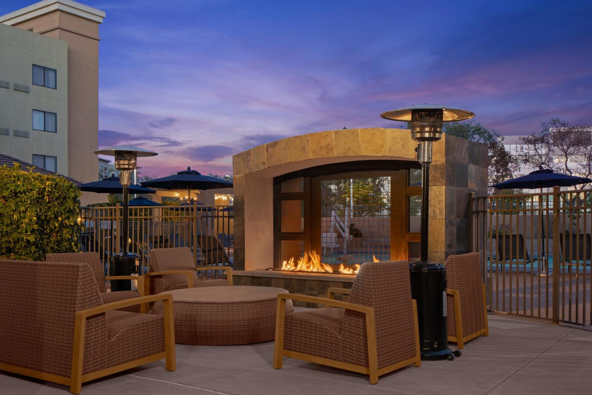 Courtyard - Outdoor Pool, Bar & Restaurant 3*