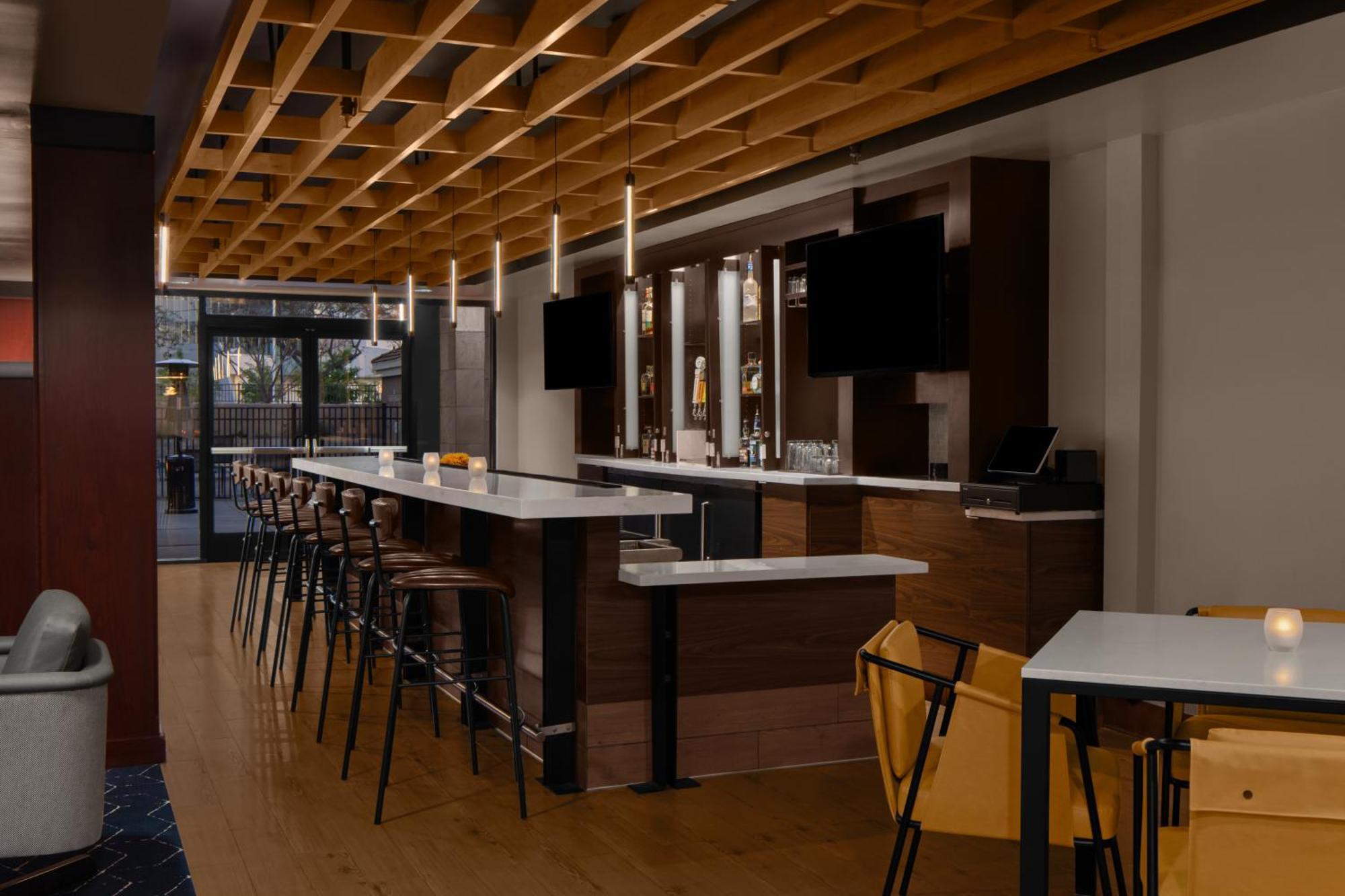 Courtyard - Outdoor Pool, Bar & Restaurant Hotel