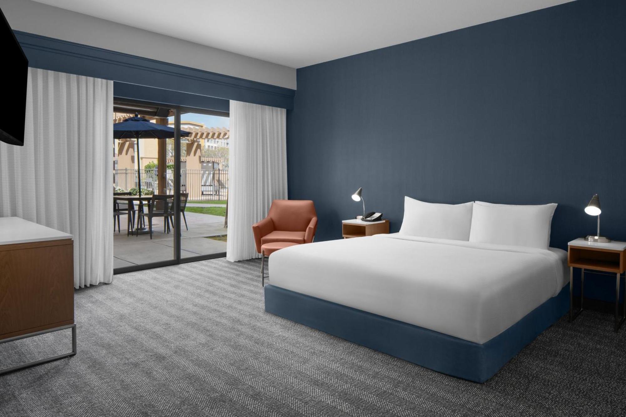 Courtyard - Outdoor Pool, Bar & Restaurant San Diego