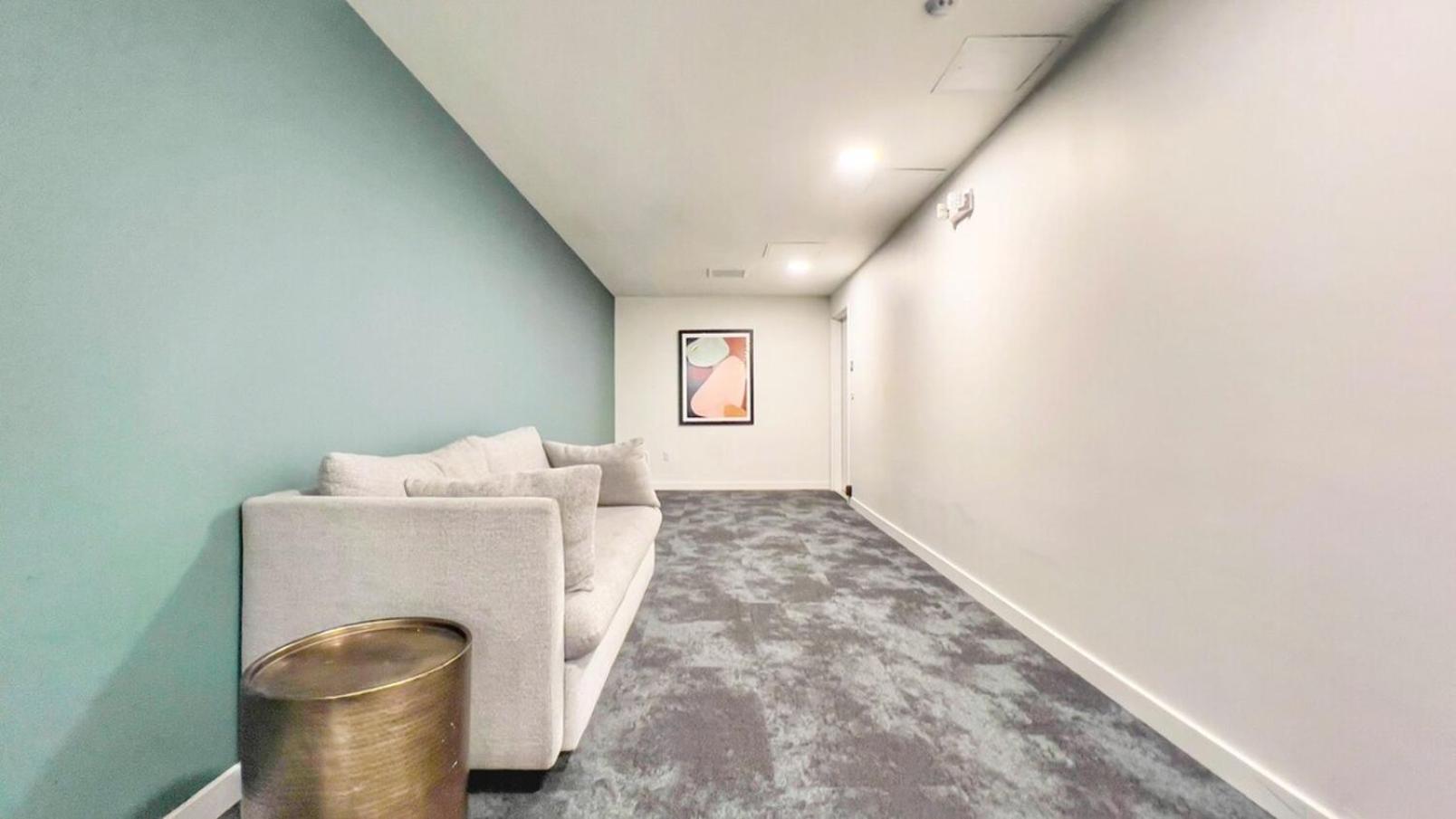 Cozy Couple's Corner In Downtown Apartment