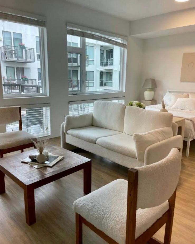 Stylish Downtown Views & Amenities Apartment