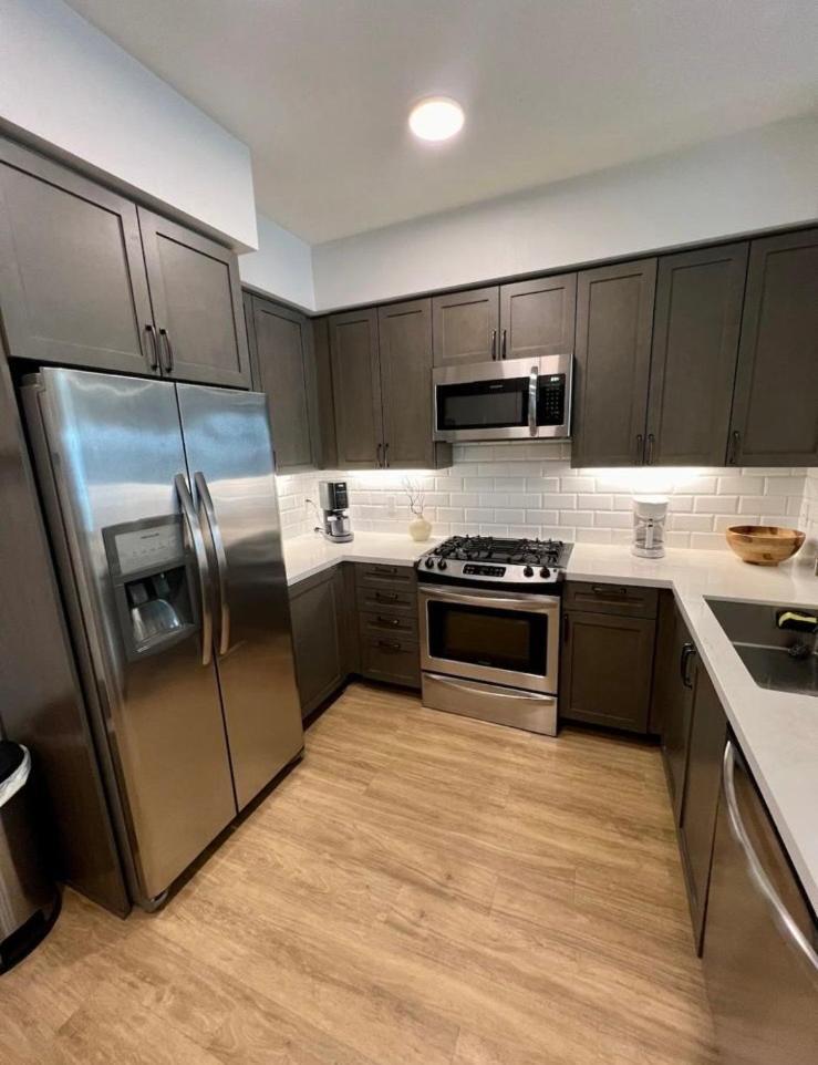 Apartment Stylish Downtown Views & Amenities