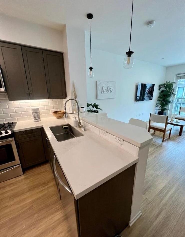 Apartment Stylish Downtown Views & Amenities *