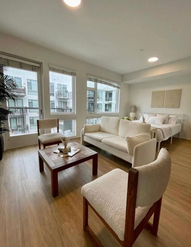 Stylish Downtown Views & Amenities Apartment *